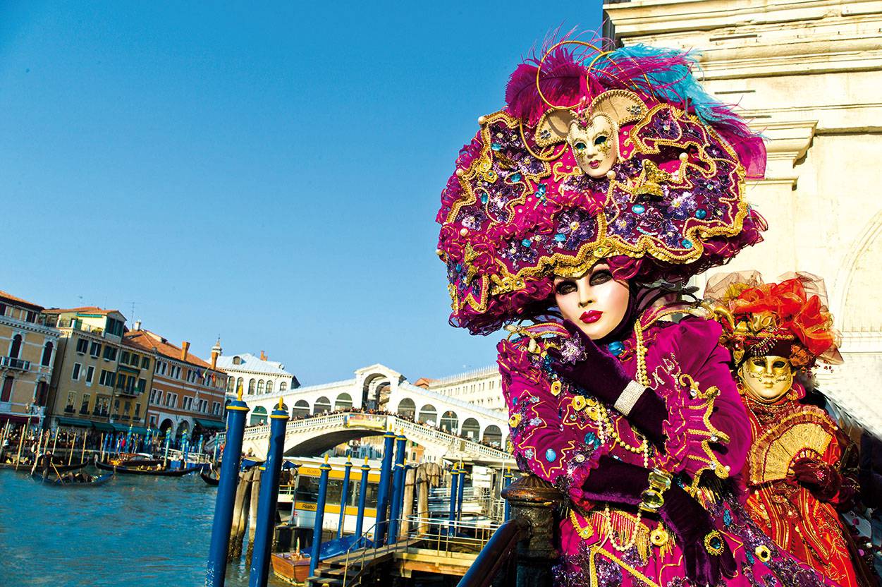 The masks of the Venice Carnival in the sign of tradition